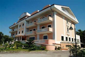 Hotel Residence Adria Rodi Garganico Exteriör bild