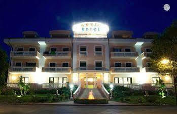 Hotel Residence Adria Rodi Garganico Exteriör bild